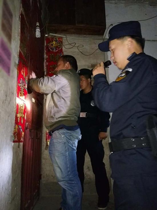 张家口粗心妈妈误将幼女锁家中 民警全城寻开锁师傅开门